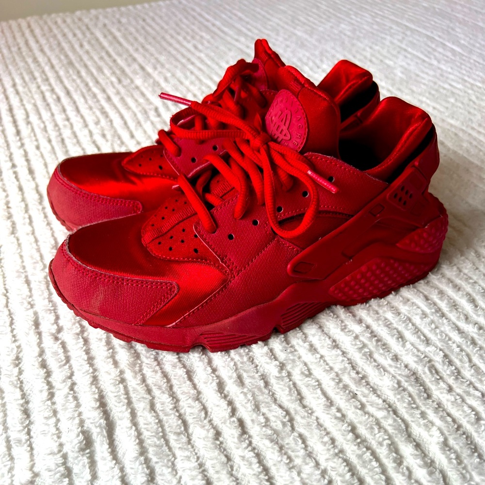 Nike women’s red size 8 huarache sneakers in near perfect condition